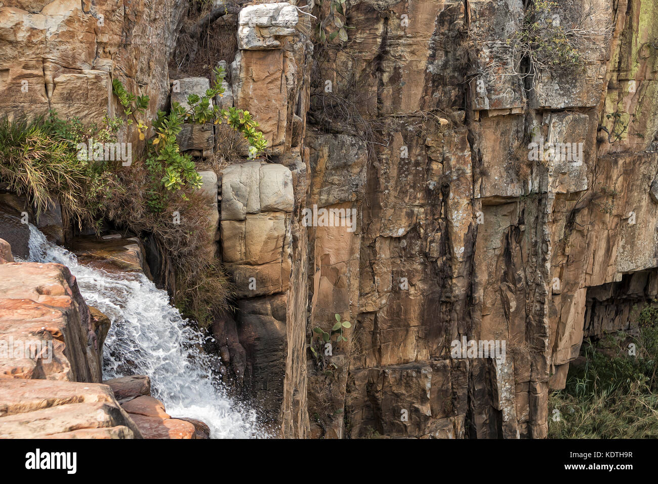 Cascate con rocce nel canyon di leba. angola. lubango. Foto Stock