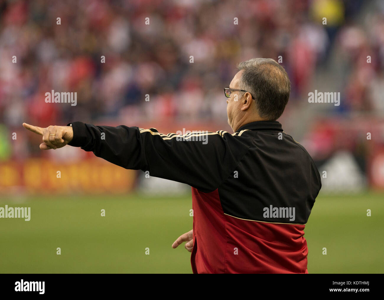 Harrison, Stati Uniti. Xv oct, 2017. atlanta united fc coach gerardo martino reagisce durante il normale gioco mls contro new york red bulls sulla red bull arena gioco terminato in goalless draw credito: lev radin/Pacific press/alamy live news Foto Stock