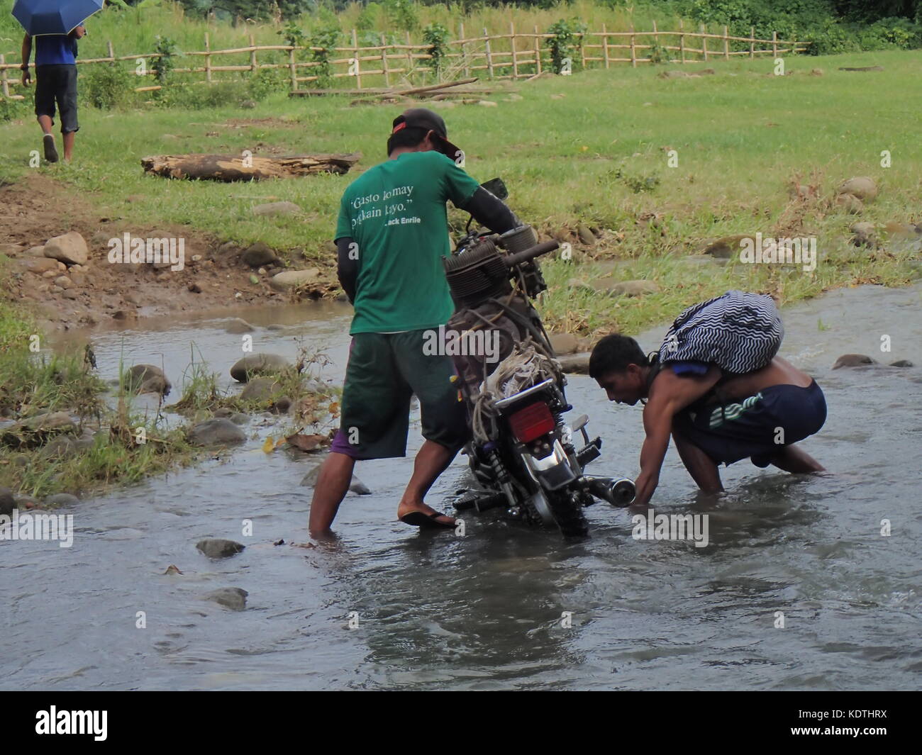 Filippine. Xv oct, 2017. grave depressione tropicale odette realizzato sinundungan fiume nella valle di cagayan overflow. la forte corrente di acqua di fatto non praticabile per le persone che attraversano il fiume. Gli agricoltori hanno utilizzato le loro buffalo per attraversare il fiume e trasporto il loro raccolto di frutta e verdura al mercato. Credito: sherbien dacalanio/Pacific press/alamy live news Foto Stock