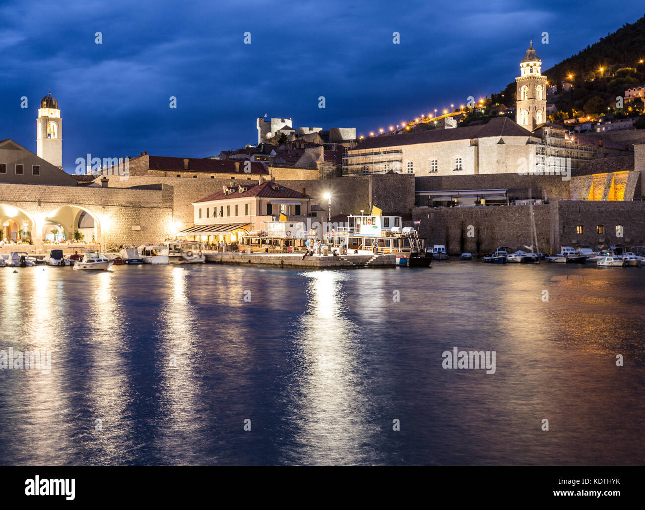 Una vista notturna della famosa Dubrovnik Città Vecchia porto in Croazia sul mare Adriatico costa. Foto Stock