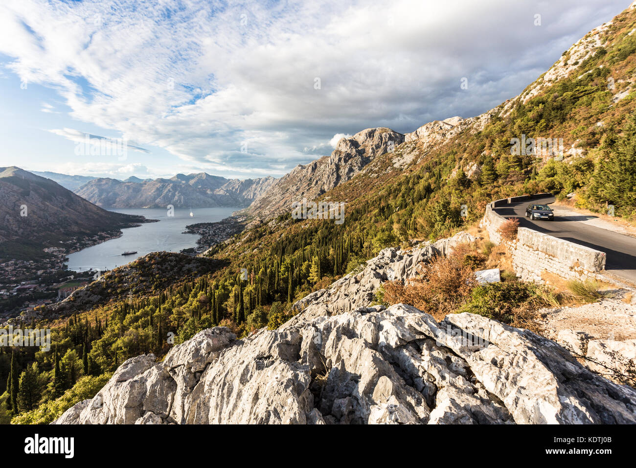 Strada di montagna al di sopra della Baia di Kotor e la città vecchia in Montenegro nei Balcani, Europa sud-orientale Foto Stock