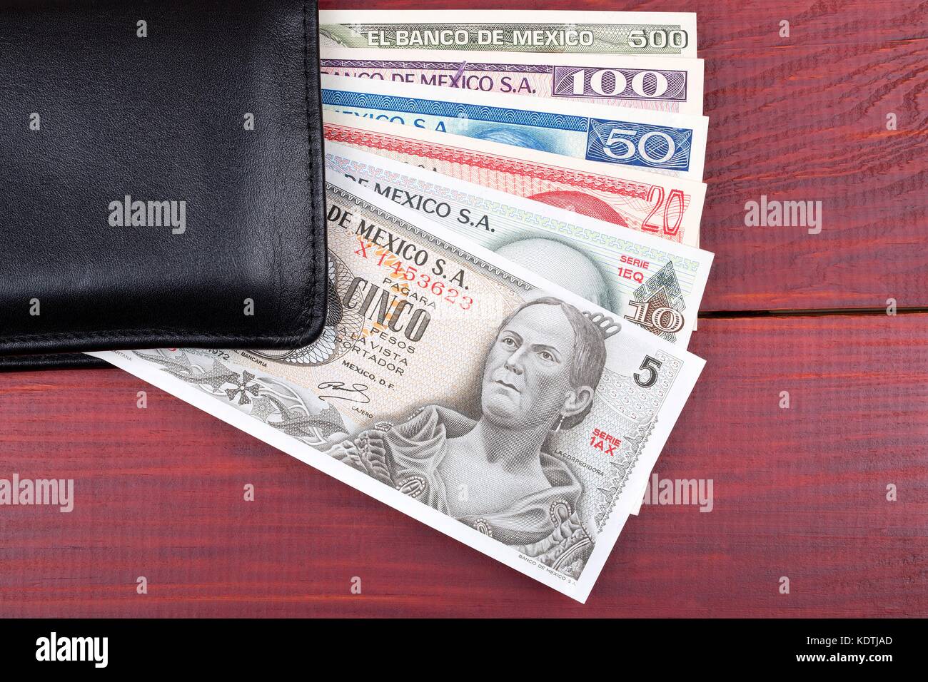 In pesos messicani nel portafoglio nero Foto Stock