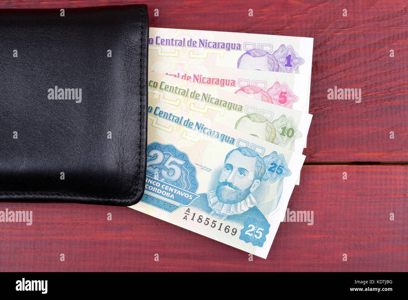 Il denaro del Nicaragua nel portafoglio nero Foto Stock