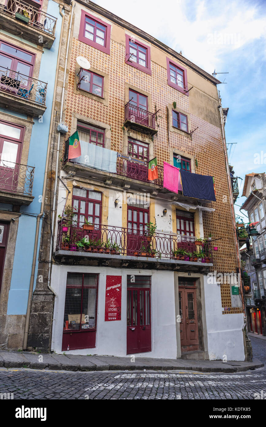 Sulla via Rua das Taipas nella città di Porto sulla penisola iberica, la seconda città più grande del Portogallo Foto Stock