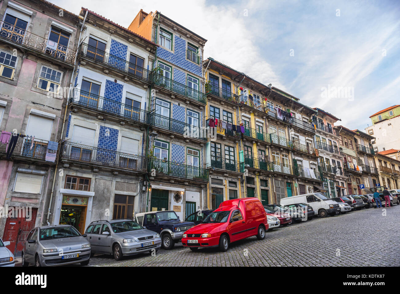 Sulla via Rua das Taipas nella città di Porto sulla penisola iberica, la seconda città più grande del Portogallo Foto Stock