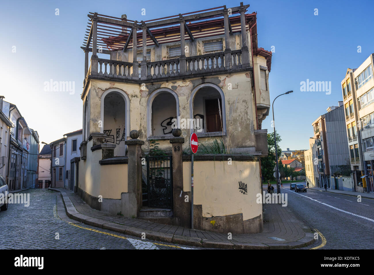 Edificio abbandonato in Cedofeita ex parrocchia civile di Porto sulla penisola iberica, seconda città più grande del Portogallo Foto Stock