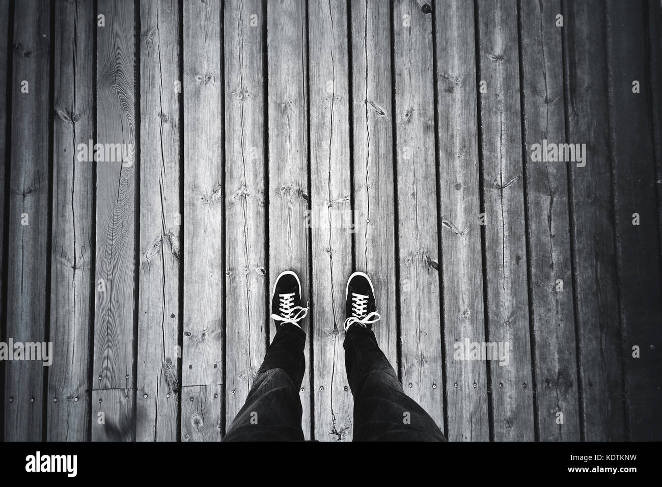 Uomo in piedi sul vecchio pavimento in legno. concetto di viaggio. Foto Stock