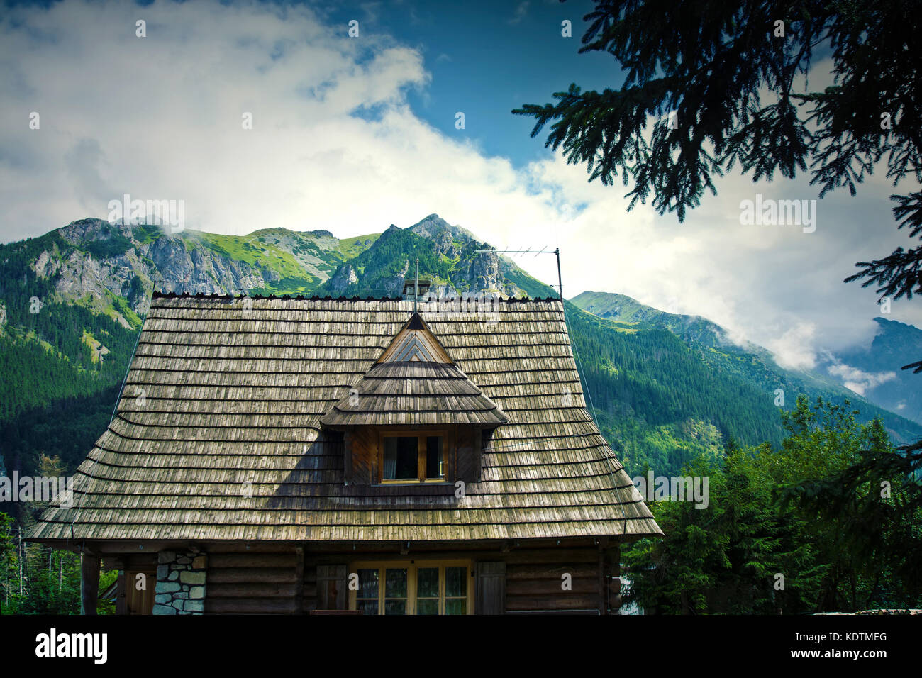 La natura in montagna. vecchia casa in legno in un bellissimo scenario di montagna. Foto Stock