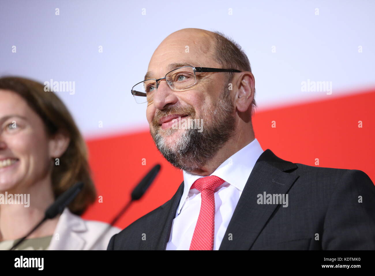 Berlino, Germania. 15 Ott 2017. Il DOCUP vince le elezioni regionali in bassa Sassonia. Il presidente del partito Martin Schulz ha rilasciato dichiarazioni sulla Wahlausgang nella bassa Sassonia a Willy-Brandthaus a Berlino. Il SPD arriva dopo il calcolo al 37.2-37.3%. La CDU è atterrato al 34.9%. Credit: Simone Kuhlmey/Pacific Press/Alamy Live News Foto Stock