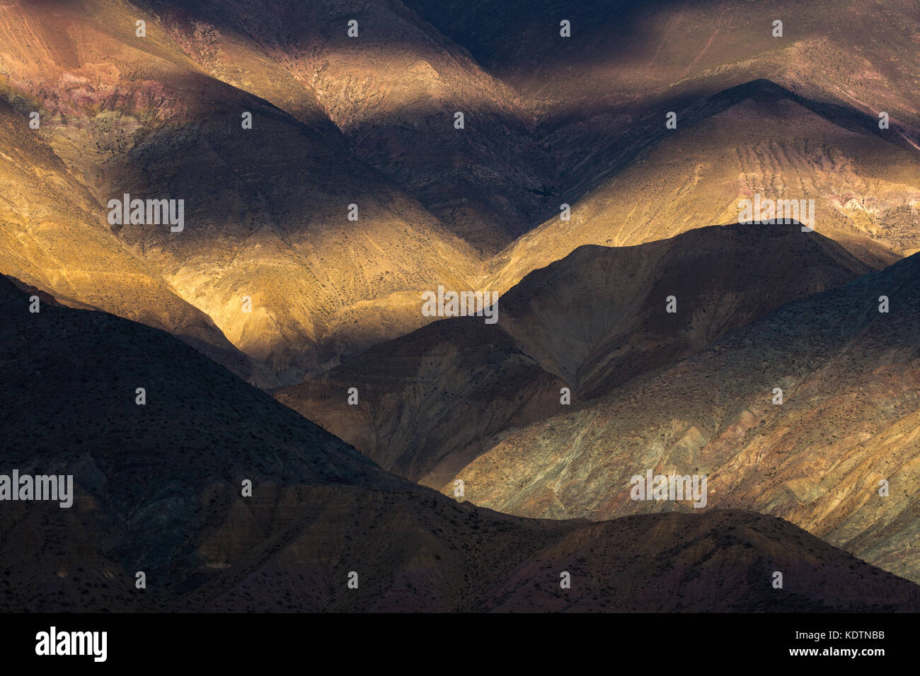 La prima luce sulle colline vicino a purmamarca, quebrada de humahuacha, provincia di Jujuy, Argentina Foto Stock