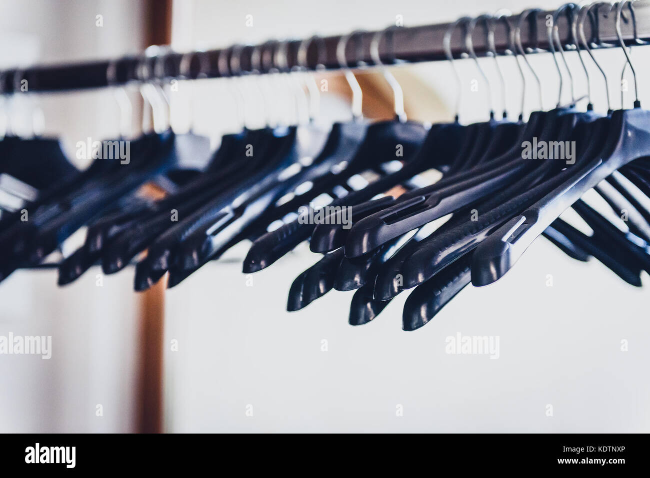 Vuoto stand guardaroba con appendiabiti nero al business sede dell'evento. vuoto rack di abbigliamento presso il teatro o parte di business. Foto Stock