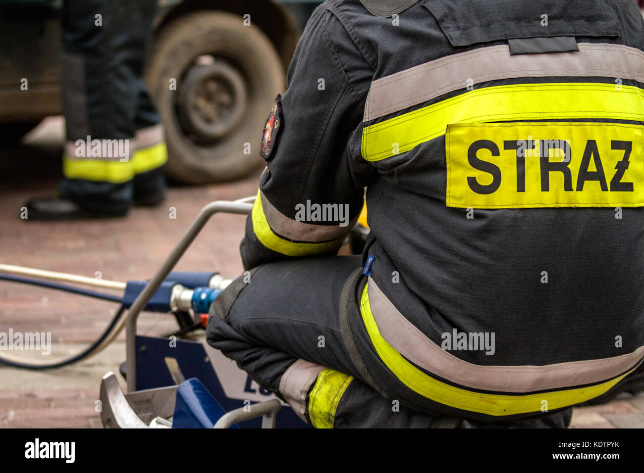 Zamość/POLONIA - agosto 13,2017: vigili del fuoco lavorando su un veicolo automatico extrication con una potenza idraulica strumento di salvataggio. lettere straz significa vigile del fuoco Foto Stock