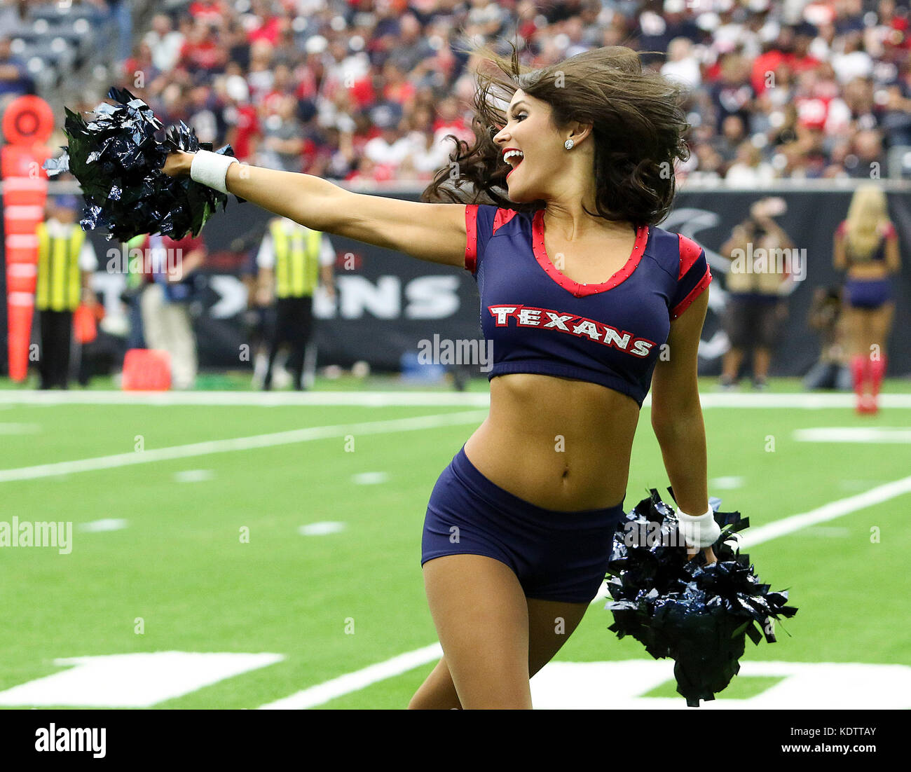 Houston, TX, Stati Uniti d'America. 15 ottobre, 2017. Houston Texans cheerleader durante il gioco di NFL tra i Cleveland Browns e Houston Texans al NRG Stadium di Houston, TX. John Glaser/CSM/Alamy Live News Foto Stock