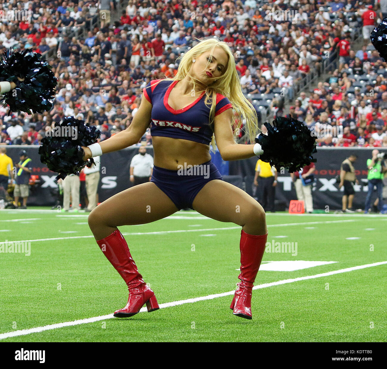 Houston, TX, Stati Uniti d'America. 15 ottobre, 2017. Houston Texans cheerleader durante il gioco di NFL tra i Cleveland Browns e Houston Texans al NRG Stadium di Houston, TX. John Glaser/CSM/Alamy Live News Foto Stock