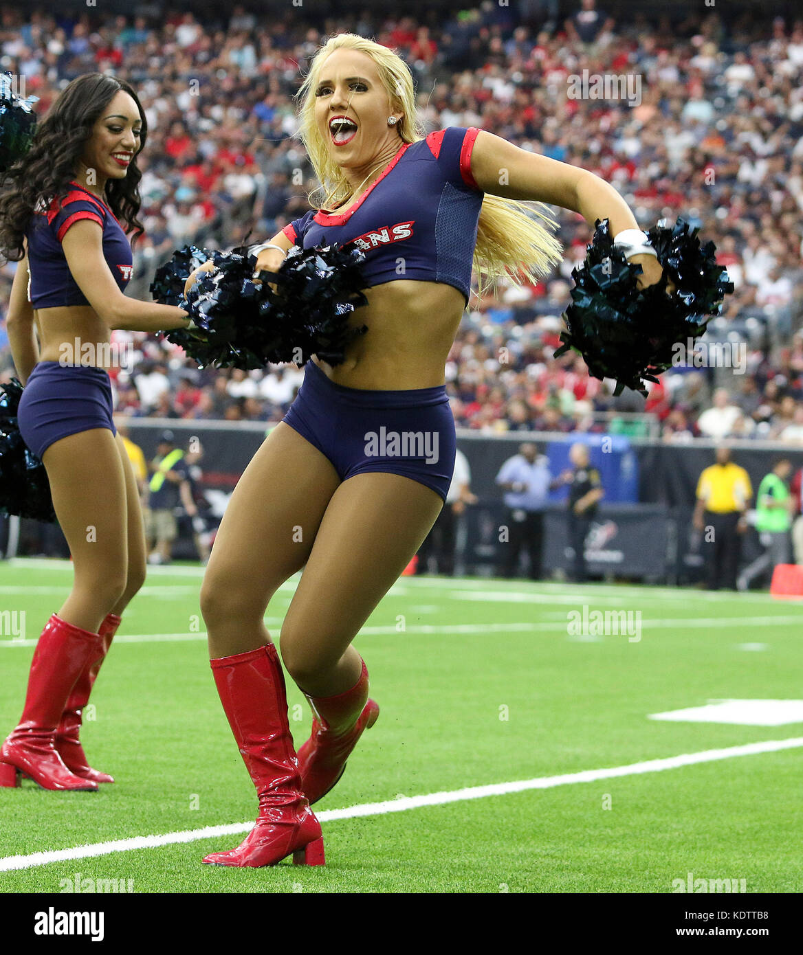 Houston, TX, Stati Uniti d'America. 15 ottobre, 2017. Houston Texans cheerleader durante il gioco di NFL tra i Cleveland Browns e Houston Texans al NRG Stadium di Houston, TX. John Glaser/CSM/Alamy Live News Foto Stock