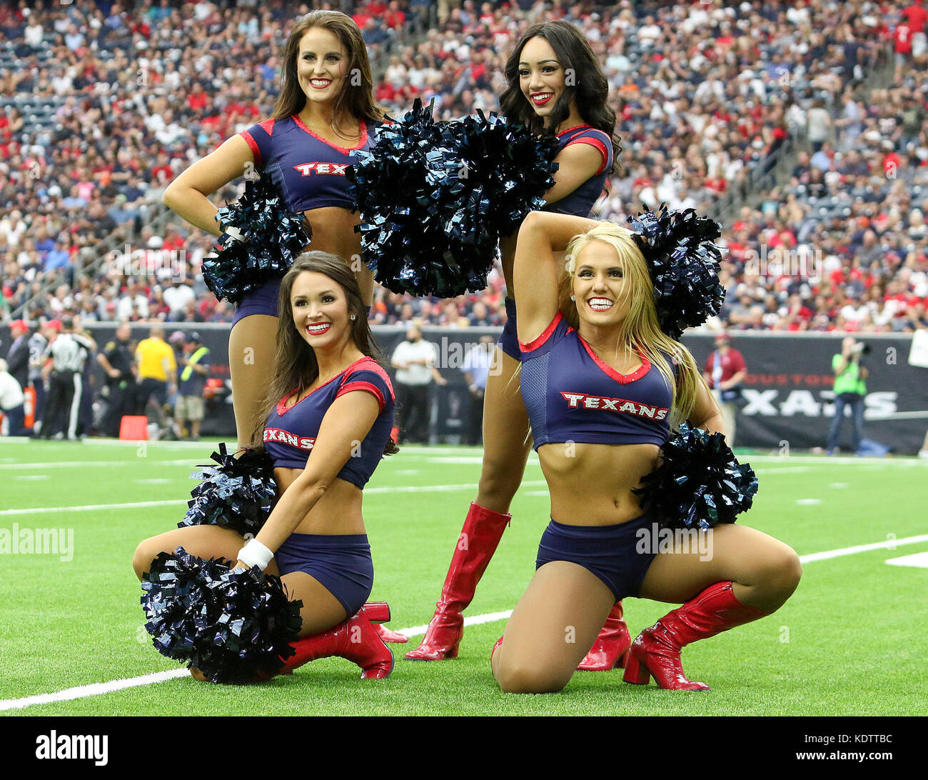 Houston, TX, Stati Uniti d'America. 15 ottobre, 2017. Houston Texans cheerleader durante il gioco di NFL tra i Cleveland Browns e Houston Texans al NRG Stadium di Houston, TX. John Glaser/CSM/Alamy Live News Foto Stock