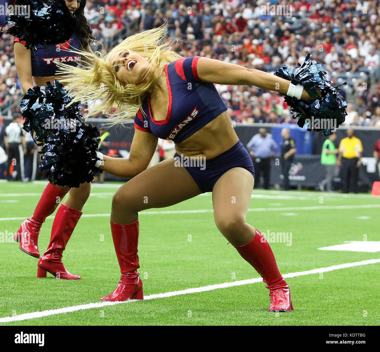 Houston, TX, Stati Uniti d'America. 15 ottobre, 2017. Houston Texans cheerleader durante il gioco di NFL tra i Cleveland Browns e Houston Texans al NRG Stadium di Houston, TX. John Glaser/CSM/Alamy Live News Foto Stock