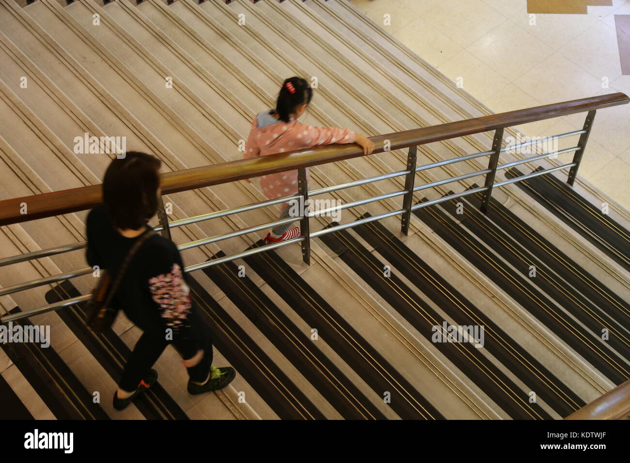 Shanghai, Shanghai, Cina. 15 ottobre 2017. Shanghai, CINA - 15 ottobre 2017: (SOLO PER USO EDITORIALE. CHINA OUT). La scala della tastiera del pianoforte può essere vista in un centro commerciale di Shanghai. Le persone possono ascoltare musica straordinaria quando camminano sulle scale, il che potrebbe incoraggiare più persone a camminare da sole invece di usare l'ascensore. Crediti: SIPA Asia/ZUMA Wire/Alamy Live News Foto Stock