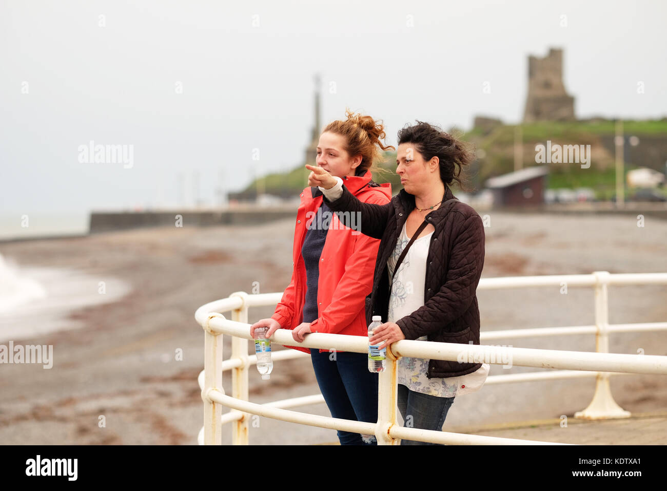 Aberystwyth, ceredigion, Wales, Regno Unito. Xvi oct, 2017. uk meteo. forti venti di prelevare sul West Wales coast a aberystwyth come tempesta ofelia approcci - i residenti locali louise e brogan guarda come la tempesta viene in off sul mare irlandese. Credito: Steven maggio/alamy live news Foto Stock