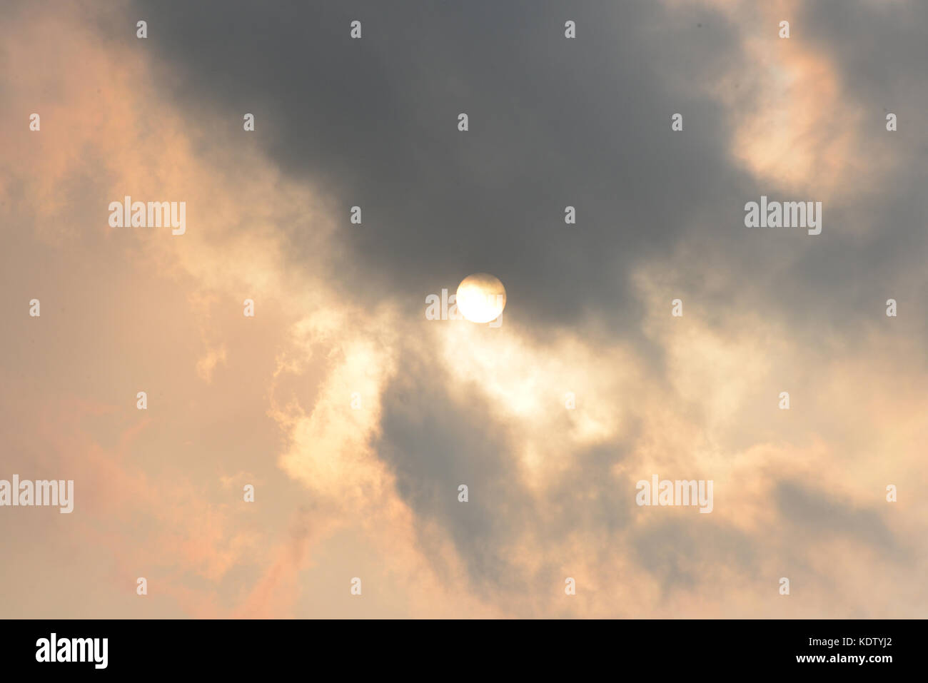 Aberystwyth, Wales, Regno Unito. Xvi oct, 2017. Regno Unito Meteo. La polvere del Sahara colori nuvole sopra il Galles occidentale come tempesta Ofelia approcci - John Gilbey/Alamy Live News - 16-ott-2017 Credito: John Gilbey/Alamy Live News Foto Stock