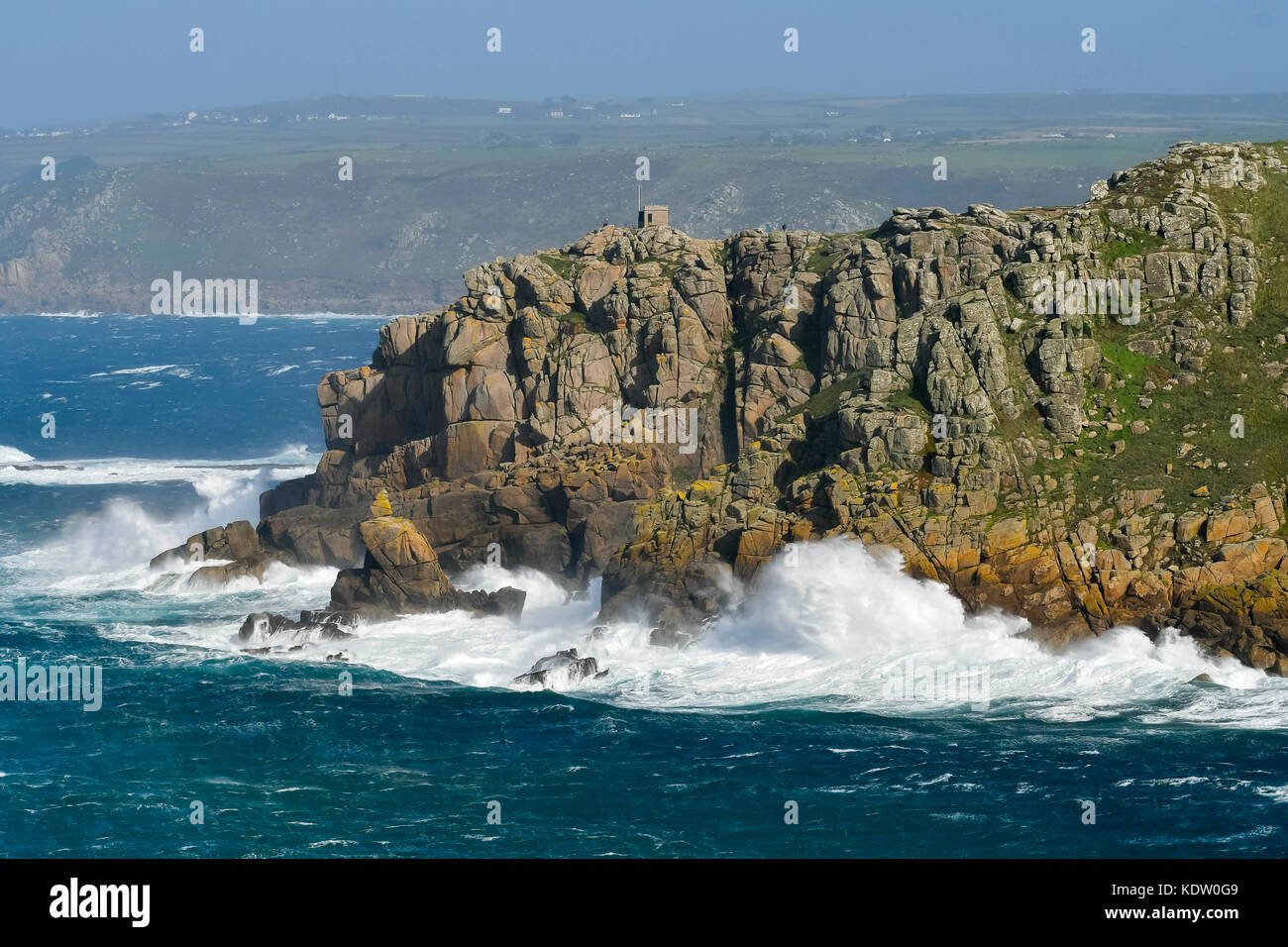 Lands End, Cornwall, Regno Unito. Xvi oct, 2017. Regno Unito Meteo. Gale force venti da ex uragano Ofelia fruste di enormi sconvolgimenti che spettacolare crash contro le scogliere a Lands End in Cornovaglia. Photo credit: Graham Hunt/Alamy Live News Foto Stock