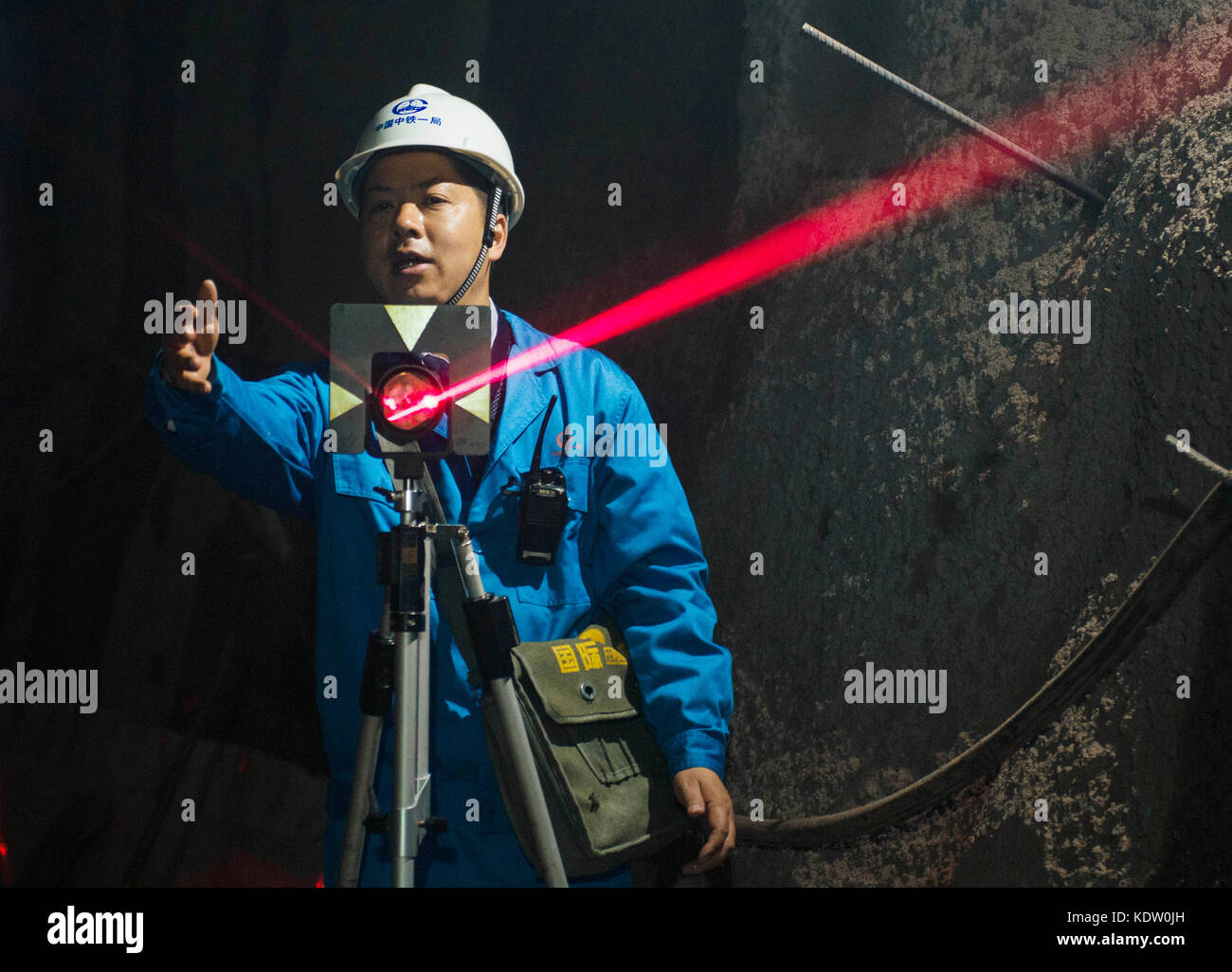 (171016) -- PECHINO, 16 ottobre 2017 (Xinhua) -- Bai Zhiyong, un geometra senior presso China Railway First Group Co., Ltd., misura un tunnel ferroviario nel cantiere di Longmen Township di Hancheng City, nella provincia di Shaanxi, nella Cina nord-occidentale, 28 marzo 2017. Bai è un delegato per partecipare al XIX Congresso Nazionale del Partito Comunista Cinese (CPC). Negli ultimi 18 anni, Bai e il suo team misurarono accuratamente la ferrovia ad alta velocità lunga 2.200 chilometri, rappresentando un decimo del totale cinese. (Xinhua/Hou Ruobin)(mcg) Foto Stock