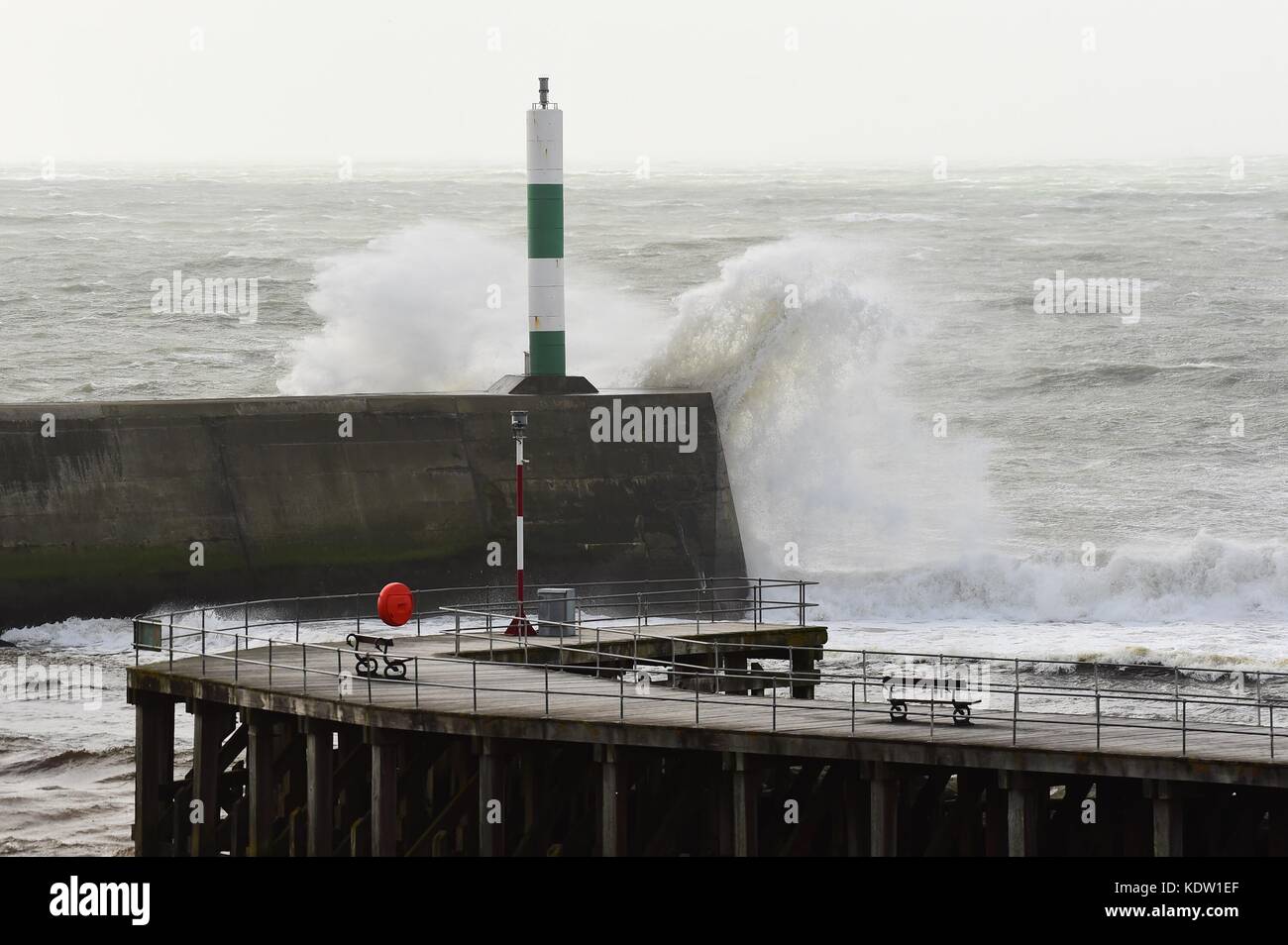 Aberystwyth Wales, Regno Unito. 16 ottobre 2017. Meteo nel Regno Unito: I resti del sistema di tempeste Ophelia, con venti dell'uragano Force 12 che raggiungono i 80 km/h, colpiscono Aberystwyth sulla costa della baia di Cardigan nel Mare d'Irlanda nel Galles occidentale. Il MET Office ha emesso un avviso meteorologico color ambra, con una buona probabilità che si verifichino interruzioni di corrente, con il potenziale impatto su altri servizi, come la copertura del telefono cellulare. Crediti: keith morris/Alamy Live News Foto Stock