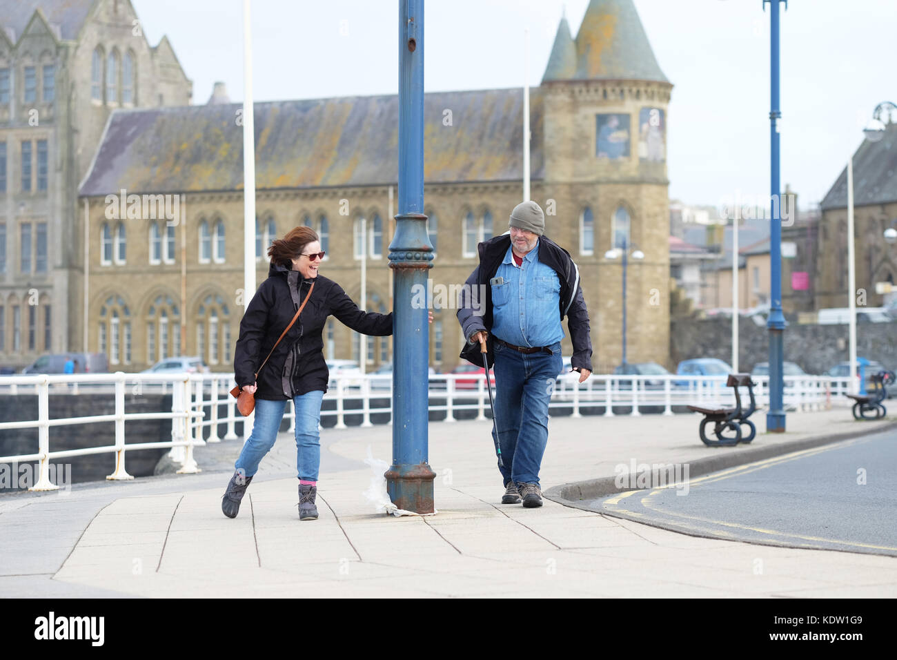 Aberystwyth, Ceredigion, Wales, Regno Unito. Xvi oct, 2017. Regno Unito Meteo. Un paio di trovarlo difficile andando come essi girare sulla promenade in venti forti a Aberystwyth sulla West Wales coast come tempesta Ofelia approcci con venti locali superiore a 50km/h. Foto Steven Maggio / Alamy Live News Foto Stock
