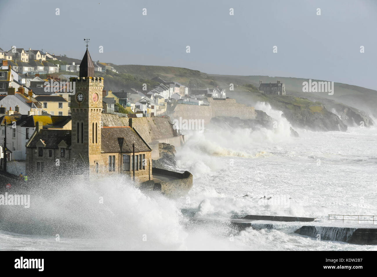 Porthleven, Cornwall, Regno Unito. Il 16 ottobre 2017. Regno Unito Meteo. Onde enormi frustato dalla ex uragano Ofelia schiantarti contro il mare costiero difese a la città balneare di Porthleven in Cornovaglia. Photo credit: Graham Hunt/Alamy Live News Foto Stock