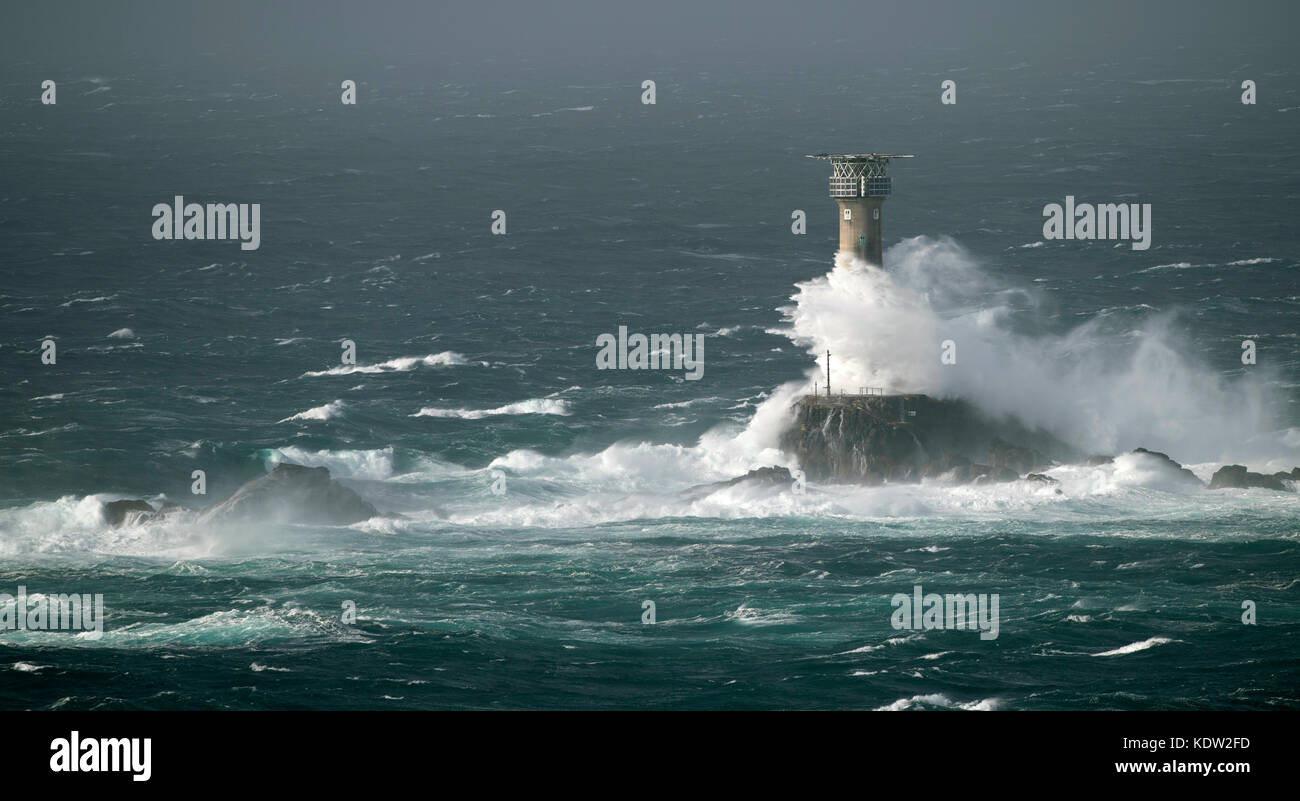 Land End, Cornovaglia. 16th ottobre 2017. High Seas at longships Lighthouse, Lands End, generated by Hurricane Ophelia Credit: Bob Sharples/Alamy Live News Foto Stock