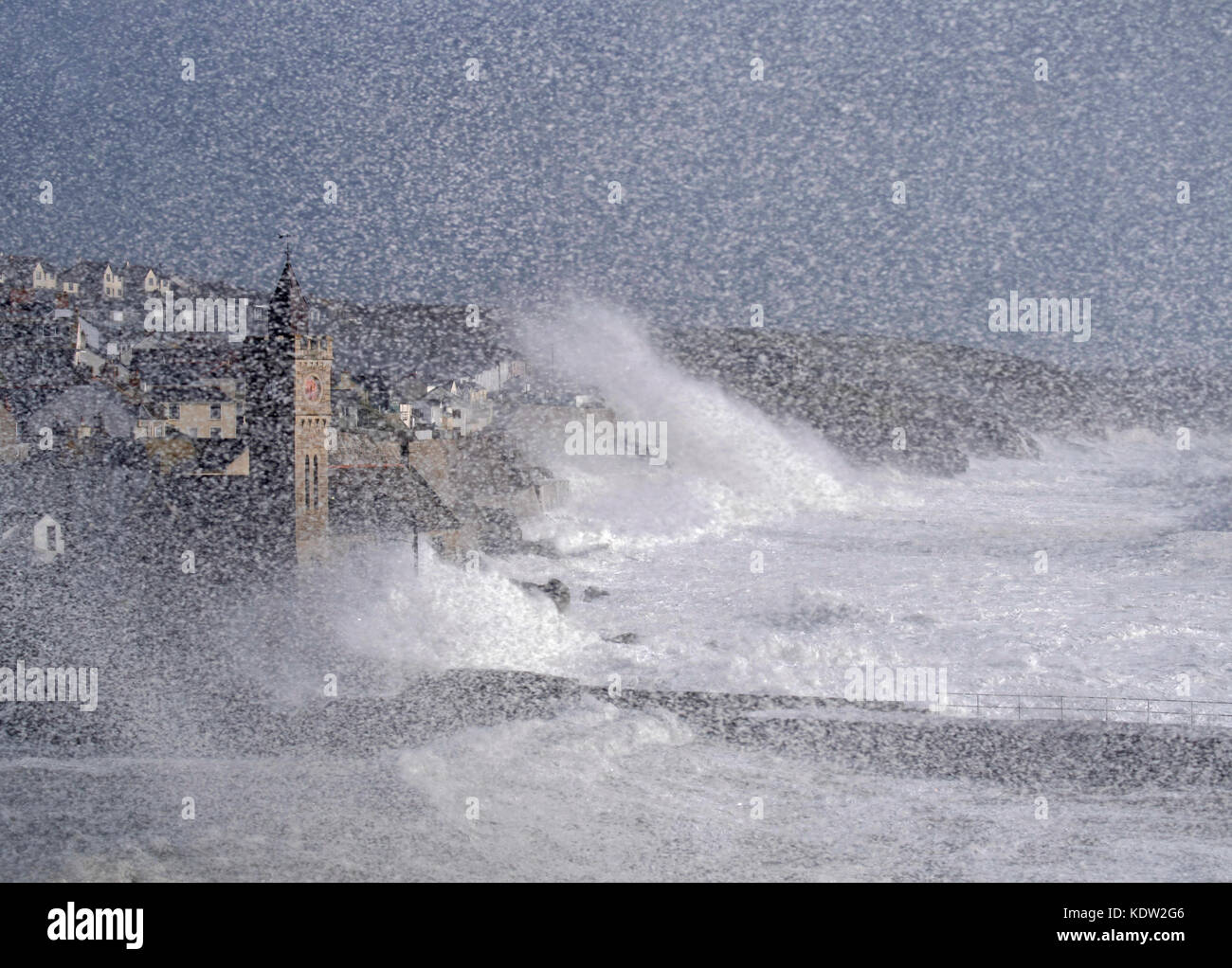 Porthleven, Cornovaglia. 16th ottobre 2017. Mare grezzo a Porthleven, generato dall'uragano Ophelia Credit: Bob Sharples/Alamy Live News Foto Stock