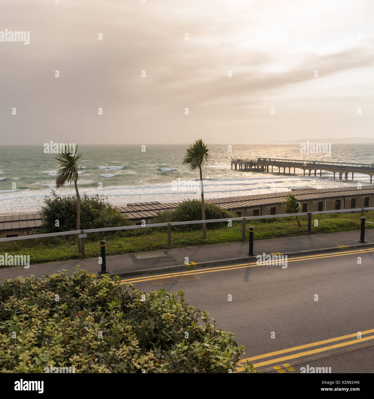 Boscombe, Dorset, Regno Unito, 16 ottobre 2017. Ex tempesta tropicale ed ex-uragano Ofelia oltre la costa del sud. Venti forti e insolitamente alte temperature autunnali accompagnato la per creare le tempeste. Foto Stock