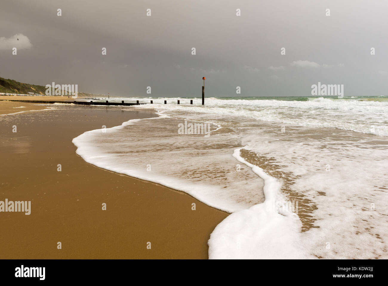 Boscombe, Dorset, Regno Unito, 16 ottobre 2017. Ex tempesta tropicale ed ex-uragano Ofelia oltre la costa del sud. Venti forti e insolitamente alte temperature autunnali accompagnato la per creare le tempeste. Foto Stock