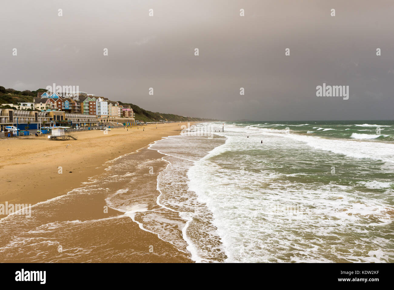 Boscombe, Dorset, Regno Unito, 16 ottobre 2017. Ex tempesta tropicale ed ex-uragano Ofelia oltre la costa del sud. Venti forti e insolitamente alte temperature autunnali accompagnato la per creare le tempeste. Foto Stock