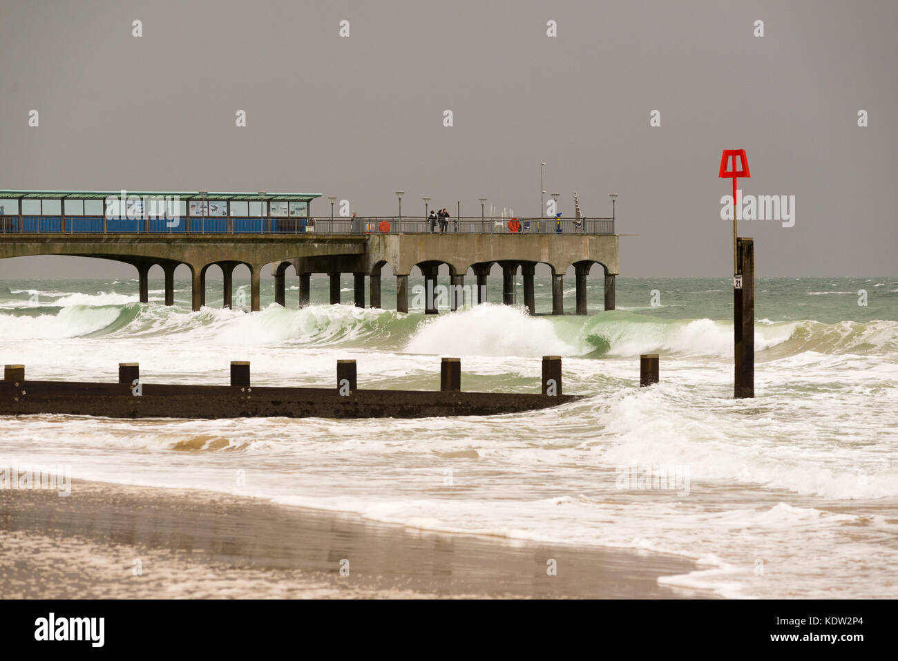 Boscombe, Dorset, Regno Unito, 16 ottobre 2017. Ex tempesta tropicale ed ex-uragano Ofelia oltre la costa del sud. Venti forti e insolitamente alte temperature autunnali accompagnato la per creare le tempeste. Foto Stock