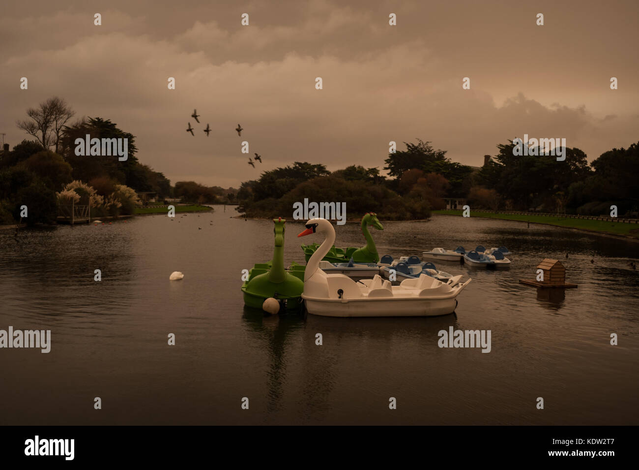 Parco Mewsbrook in Littlehampton, West Sussex, Regno Unito sembra cupo come il giorno si trasforma in notte durante la strana condizioni atmosferiche. Il cielo si è oscurato e uno strano bagliore arancione è apparso nel bel mezzo della giornata. Le luci di strada è venuto su e i piloti hanno dovuto mettere i loro fari su. Rapporti dire il fenomeno è stato causato dalla ex uragano, Storm Ofelia, tirando in aria e polvere dall'Europa meridionale e in Africa. Foto Stock