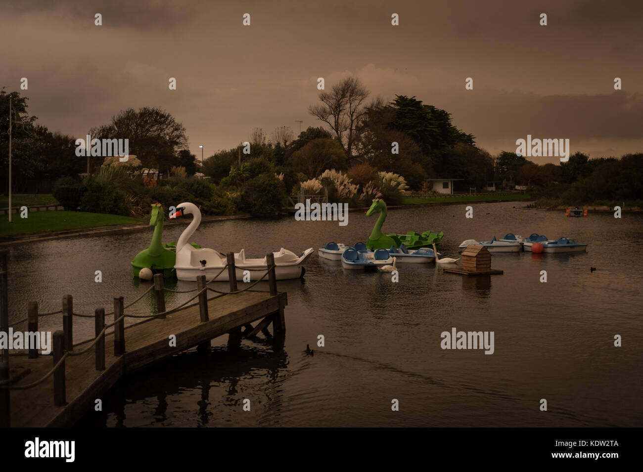 Parco Mewsbrook in Littlehampton, West Sussex, Regno Unito sembra cupo come il giorno si trasforma in notte durante la strana condizioni atmosferiche. Il cielo si è oscurato e uno strano bagliore arancione è apparso nel bel mezzo della giornata. Le luci di strada è venuto su e i piloti hanno dovuto mettere i loro fari su. Rapporti dire il fenomeno è stato causato dalla ex uragano, Storm Ofelia, tirando in aria e polvere dall'Europa meridionale e in Africa. Foto Stock