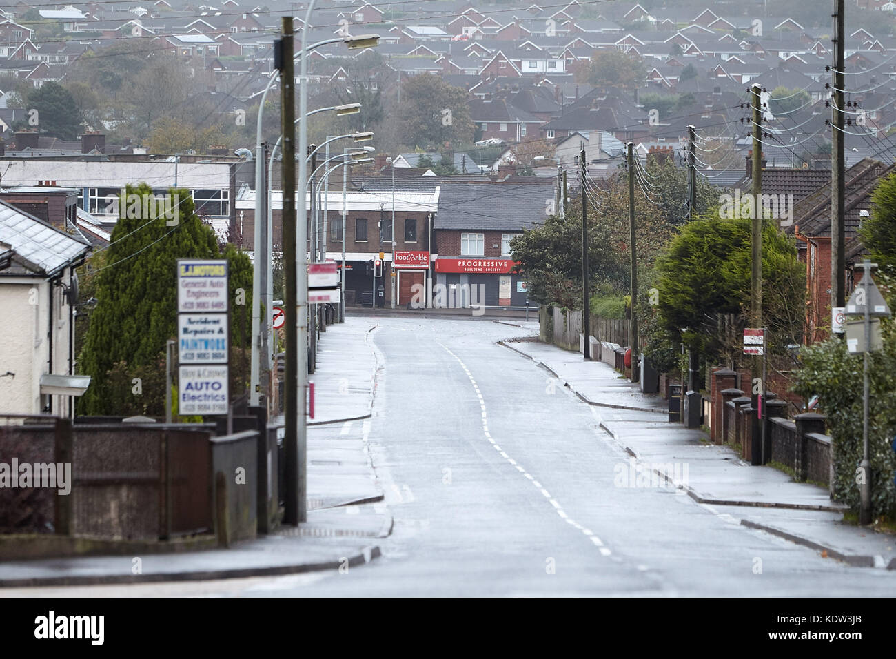 Newtownabbey, Irlanda del Nord. 16 ottobre, 2017. Glengormley appena fuori Belfast deserte in ora di punta come il picco di tempesta Ofelia hits Irlanda del Nord. Glengormley, County Antrim, Irlanda del Nord, 16 ottobre 2017. Credito: Radharc Immagini/Alamy Live News Foto Stock