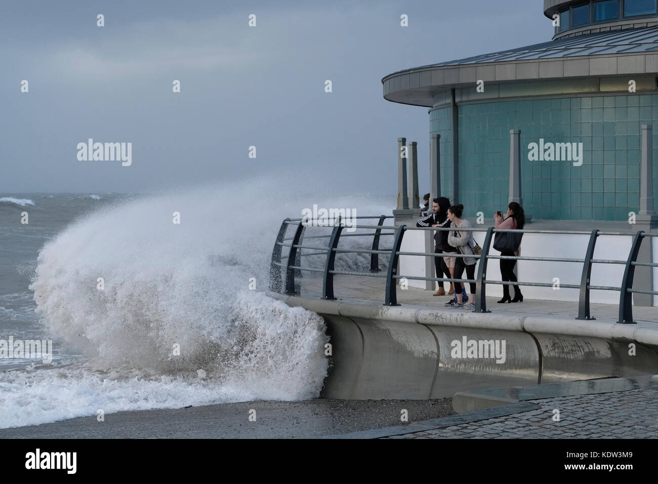 Aberystwyth, Galles, Regno Unito. 16th Ott 2017. Mentre Storm Ophelia oltrepassa la costa occidentale del Galles, gli spettatori rischiano di immergersi o peggio dalle onde che battono il lungomare di Aberystwyth. Credit: Alan Hale/Alamy Live News Foto Stock