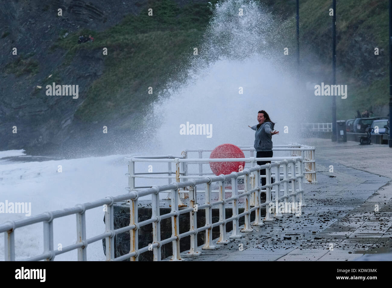 Aberystwyth, Galles, Regno Unito. 16th Ott 2017. Mentre Storm Ophelia oltrepassa la costa occidentale del Galles, gli spettatori rischiano di immergersi o peggio dalle onde che battono il lungomare di Aberystwyth. Credit: Alan Hale/Alamy Live News Foto Stock