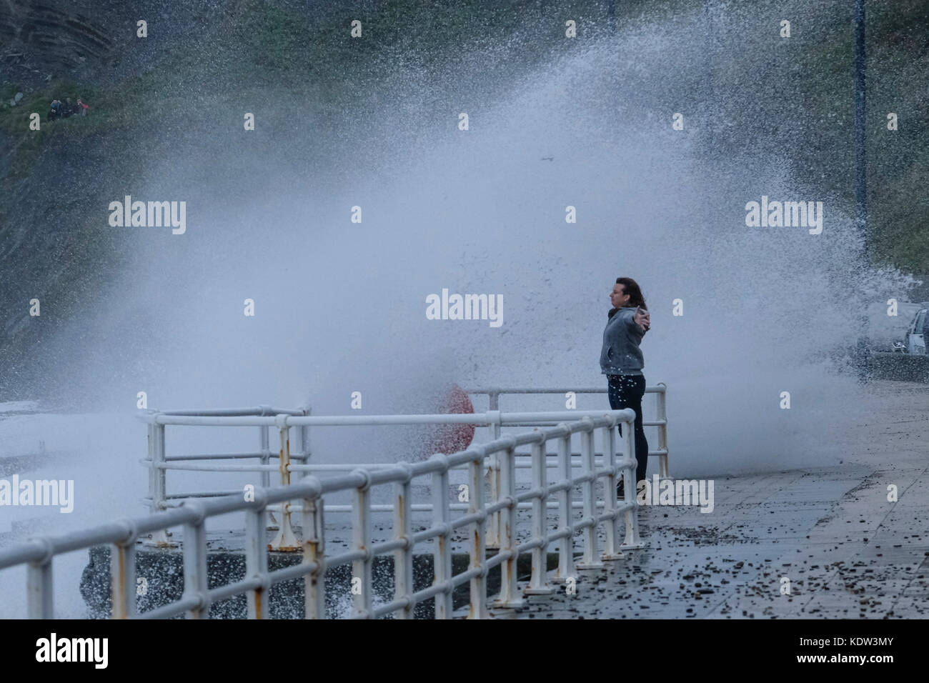 Aberystwyth, Galles, Regno Unito. 16th Ott 2017. Mentre Storm Ophelia oltrepassa la costa occidentale del Galles, gli spettatori rischiano di immergersi o peggio dalle onde che battono il lungomare di Aberystwyth. Credit: Alan Hale/Alamy Live News Foto Stock