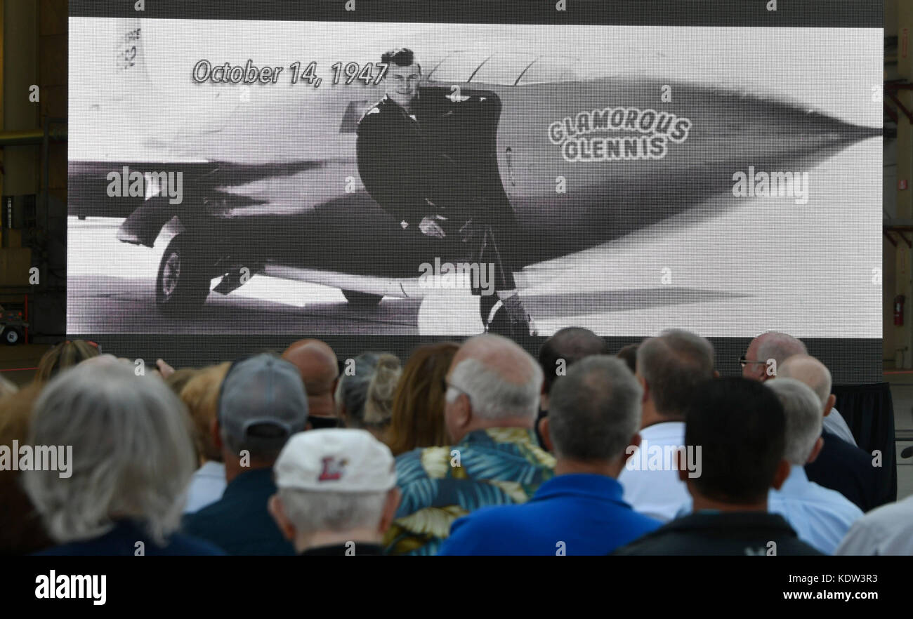 13 ottobre 2017. Edwards AFB, CA. (RET) il maggiore generale Chuck Yeager 94, che ha rotto la barriera del suono partecipa al 70° anniversario della Edwards AFB del primo volo supersonico il 14 ottobre 1947. L'evento aveva molti aerei in mostra ed era per le persone dell'aeronautica e gli ospiti che si svolgevano solo il venerdì e il sabato. Foto di Gene Blevins/LA DailyNews/SCNG/ZumaPress. (Immagine di credito: © Gene Blevins via ZUMA Wire) Foto Stock