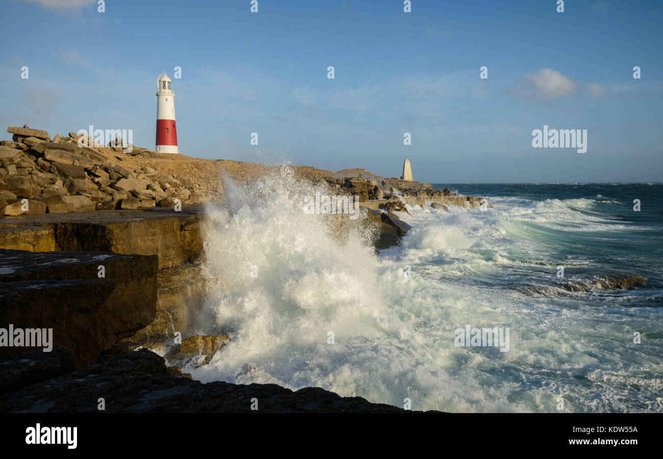 Portland Bill, Dorset. 16 ott 2017. Regno Unito Meteo. Tempesta Ofelia colpisce la costa sud con onde enormi e alte velocità del vento. Portland Bill prende le condizioni difficili full on. Credito: DTNews/Live Alamy News Foto Stock