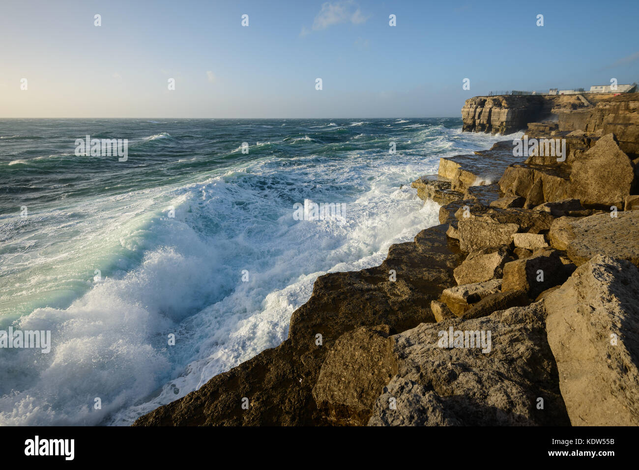 Portland Bill, Dorset. 16 ott 2017. Regno Unito Meteo. Tempesta Ofelia colpisce la costa sud con onde enormi e alte velocità del vento. Portland Bill prende le condizioni difficili full on. Credito: DTNews/Live Alamy News Foto Stock