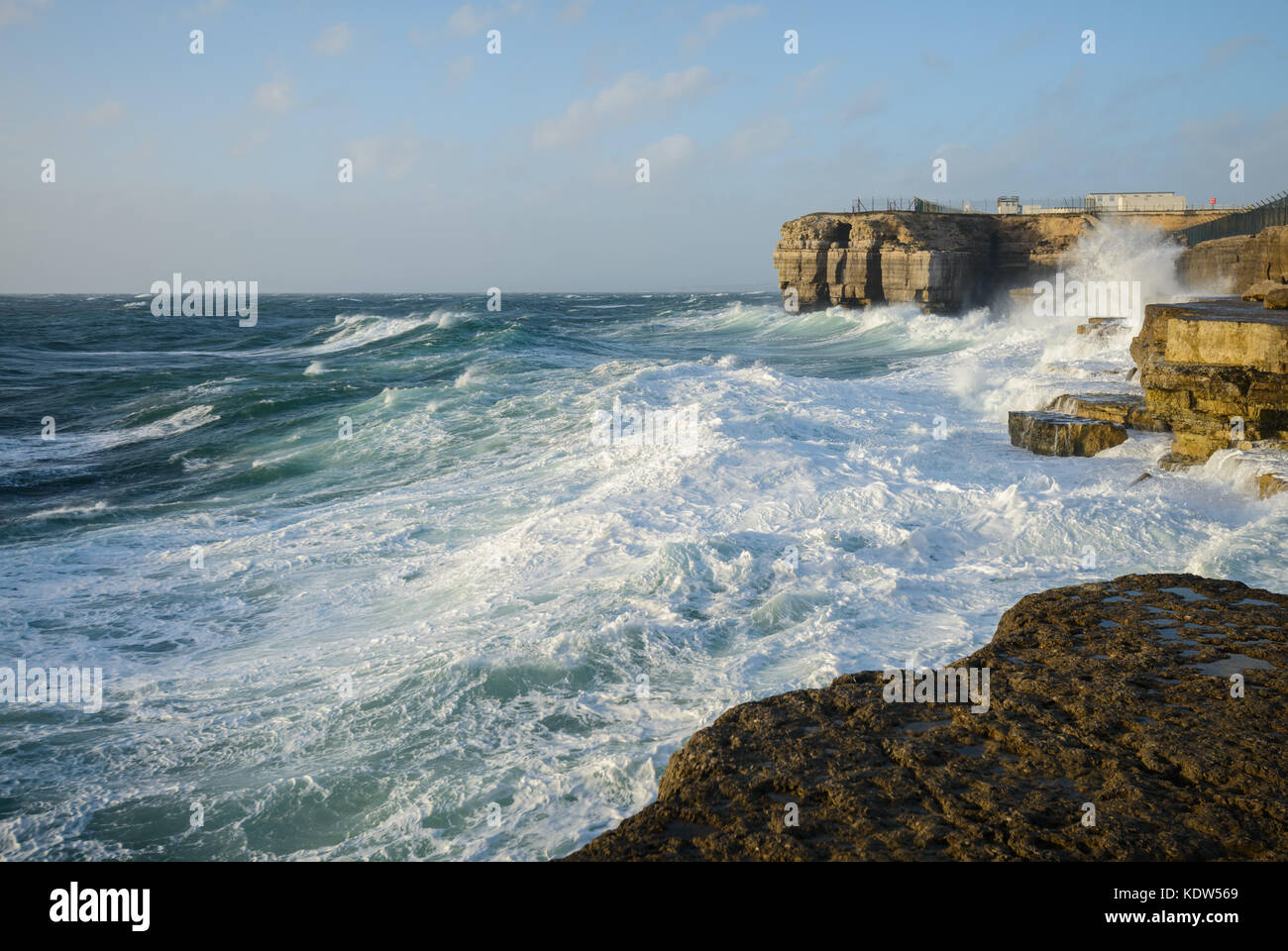 Portland Bill, Dorset. 16 ott 2017. Regno Unito Meteo. Tempesta Ofelia colpisce la costa sud con onde enormi e alte velocità del vento. Portland Bill prende le condizioni difficili full on. Credito: DTNews/Live Alamy News Foto Stock