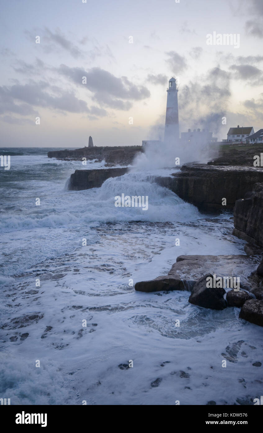 Portland Bill, Dorset. 16 ott 2017. Regno Unito Meteo. Tempesta Ofelia colpisce la costa sud con onde enormi e alte velocità del vento. Portland Bill prende le condizioni difficili full on. Credito: DTNews/Live Alamy News Foto Stock