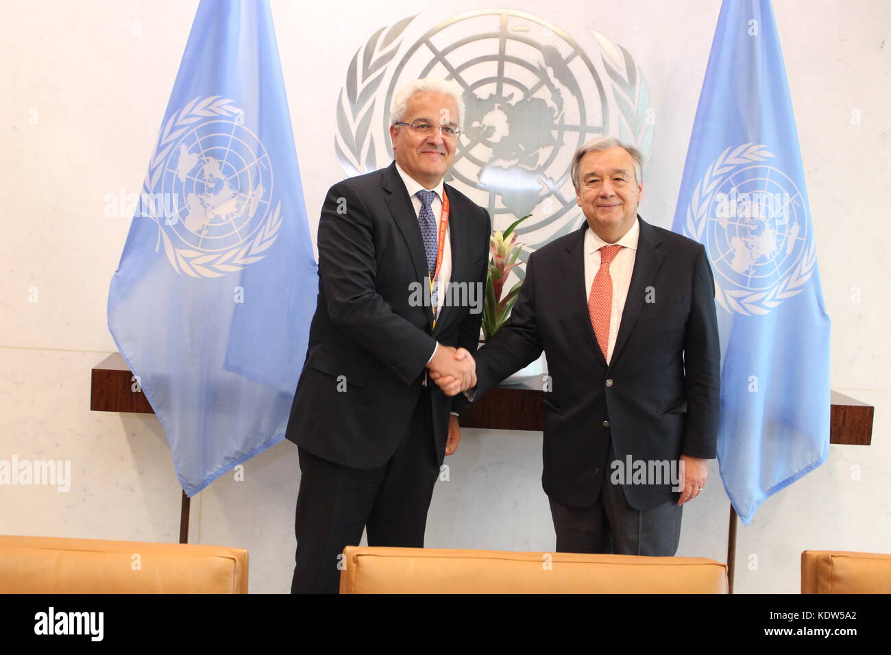 Onu, new york, usa.xvi oct, 2017. Spagna del segretario di Stato per gli affari esteri ildefonso castro Lopez ha incontrato onu sec-gen Antonio Guterres dopo la Spagna ha vinto il sedile sul Consiglio Onu per i diritti umani. Credito: Matthew russell lee/alamy live news Foto Stock