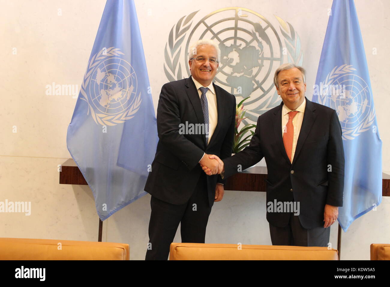 Onu, new york, usa.xvi oct, 2017. Spagna del segretario di Stato per gli affari esteri ildefonso castro Lopez ha incontrato onu sec-gen Antonio Guterres dopo la Spagna ha vinto il sedile sul Consiglio Onu per i diritti umani. Credito: Matthew russell lee/alamy live news Foto Stock