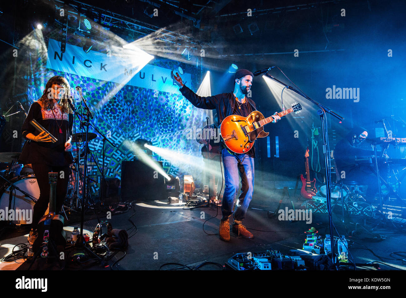 Cambridge, Regno Unito. Xvi oct, 2017. Nick mulvey suona dal vivo al Cambridge junction sostenere l uscita dell album wake up ora. Credito: Richard etteridge/alamy live news Foto Stock