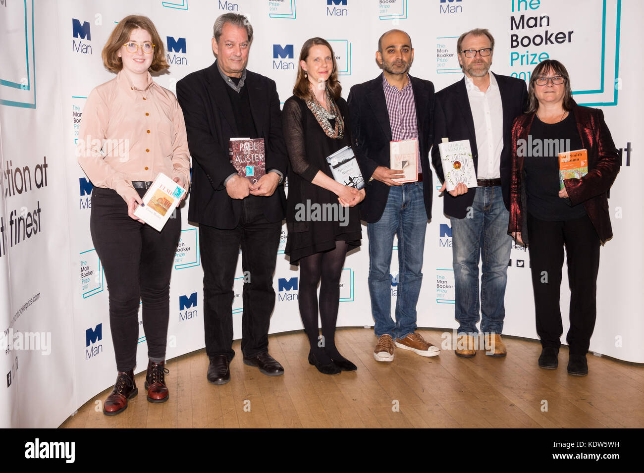 Londra, Regno Unito. Xvi oct, 2017. sei uomo booker romanzieri preselezionati (da l a r) fiona mozley, Paul Auster", Emily fridlund, mohsin hamid, george saunders e ali smith posano con i loro libri durante un photocall presso la Royal Festival Hall di Londra, Gran Bretagna, on oct. 16, 2017, un giorno prima dell'annuncio del libro vincitore del 2017 man booker prize. Sei romanzieri che sono state selezionate per il 2017 man booker premio, il premio letterario premiato per il miglior romanzo originale in inglese. Credito: ray codolo/xinhua/alamy live news Foto Stock